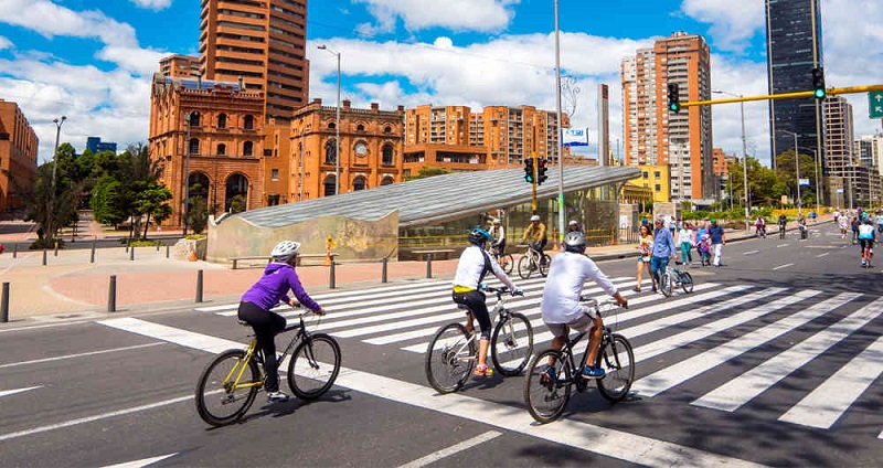 Pessoas andando de bicicleta em Bogotá