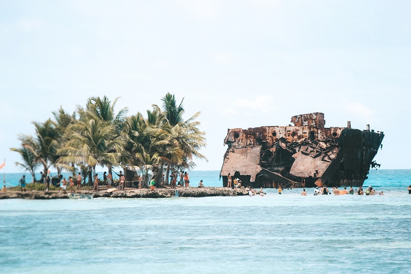 Praia Rocky Cay e o navio encalhado em San Andrés