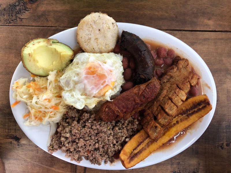 Almoço típico colombiano