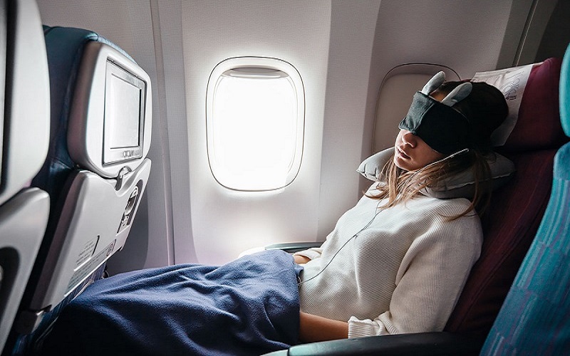 Mulher dormindo em avião