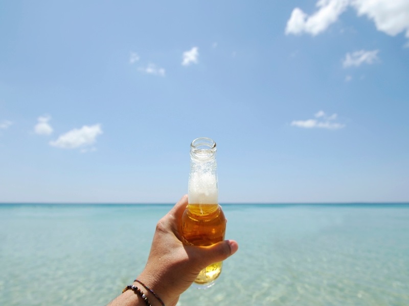 Bebida alcoólica na praia
