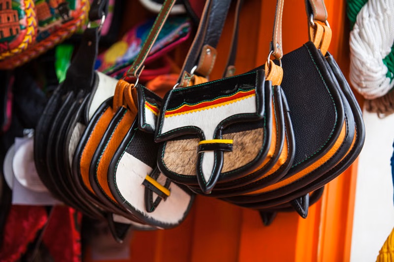 Bolsas artesanais sendo vendidas em Barranquilla