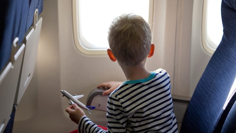 Criança em avião