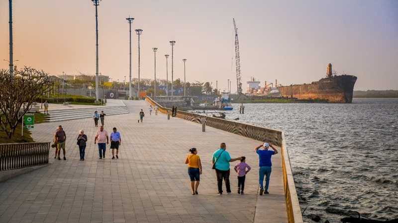 Pessoas caminhando pelo Gran Malecón del Rio em Barranquilla
