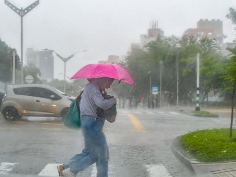 Pessoas com guarda-chuva em Barranquilla