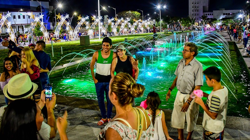 Turistas na Plaza de la Paz em Barranquilla no Ano Novo