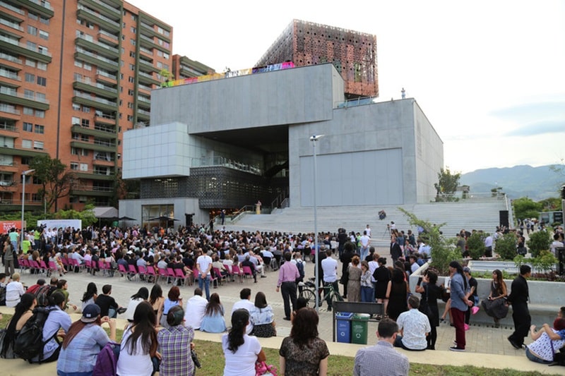 Atividade na área externa do Museu de Arte Moderna de Medellín