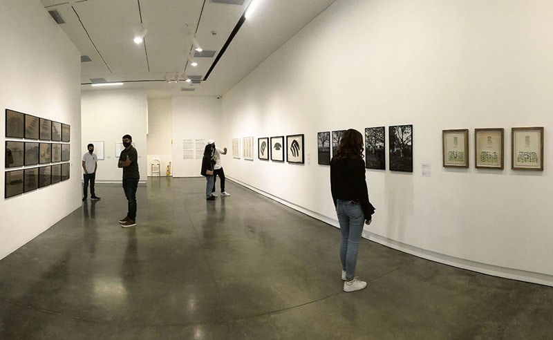 Pessoas no interior do Museu de Arte Moderna de Medellín
