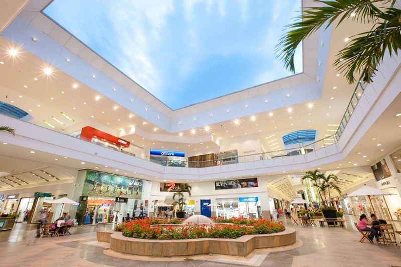 Interior do shopping Premium Plaza em Medellín