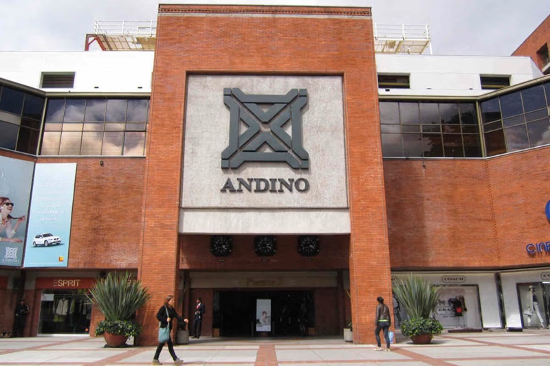 Porta principal do Centro Comercial Andino em Bogotá